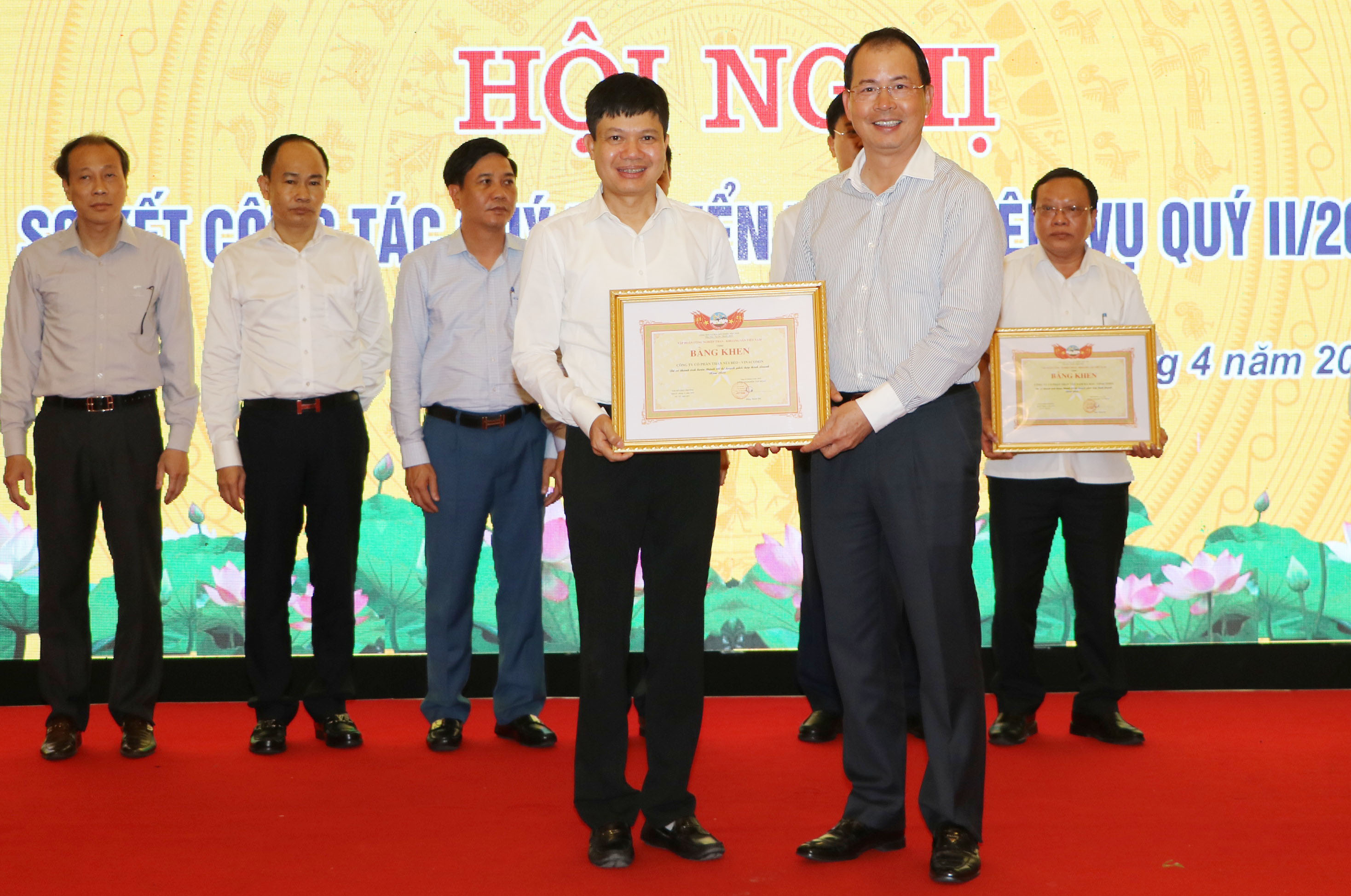 Nhận cờ thi đua của Bộ công thương & bằng khen của TKV Nhận cờ thi đua của Bộ công thương & bằng khen của TKV