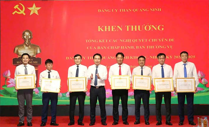 Đảng ủy Than Núi Béo nhận Giấy khen của Đảng ủy Than Quảng Ninh về thực hiện Nghị quyết số 04 Đảng ủy Than Núi Béo nhận Giấy khen của Đảng ủy Than Quảng Ninh về thực hiện Nghị quyết số 04