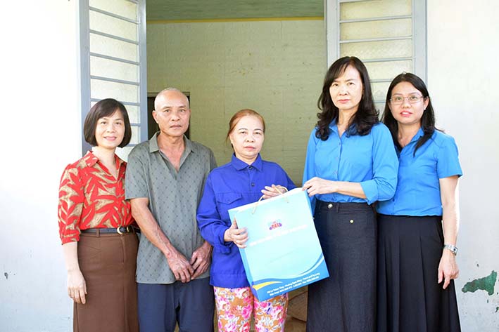 Ban Nữ công Công đoàn Than Núi Béo thăm hỏi lao động nữ gặp khó khăn nhân ngày Phụ nữ Việt Nam 20/10 Ban Nữ công Công đoàn Than Núi Béo thăm hỏi lao động nữ gặp khó khăn nhân ngày Phụ nữ Việt Nam 20/10