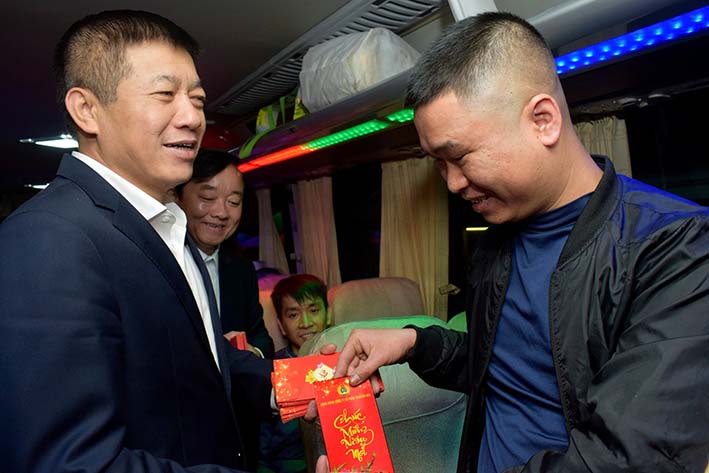 Than Núi Béo tổ chức đưa công nhân về quê ăn tết Than Núi Béo tổ chức đưa công nhân về quê ăn tết